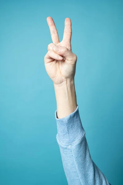 Знак Перемоги Два Пальці Вгору Синьому Фоні Крупним Планом — стокове фото