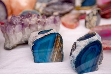 Kesikteki doğal taşlar ve mineraller. Mor pürüzlü ametist, kuvars kristalleri