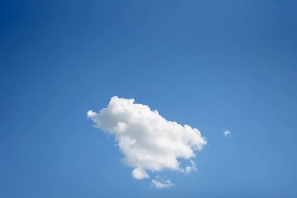 Blauwe Lucht Met Witte Pluizige Wolken Blauwe Achtergrond Met Plaats — Stockfoto