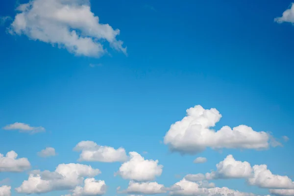 Beyaz Kabarık Bulutlu Mavi Gökyüzü Metin Için Yeri Olan Mavi — Stok fotoğraf