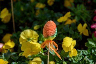 Sokakları kendi ellerinle dekore etmek için paskalya dekoru. Polonya 'da Paskalya kutlaması.