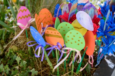 Sokakları kendi ellerinle dekore etmek için paskalya dekoru. Polonya 'da Paskalya kutlaması.
