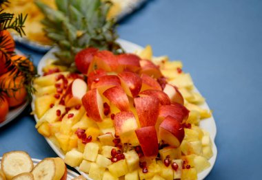 Meyveli tatlı. Tatil masası dekorasyonu