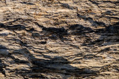 Doğal taşın dokusu yakından geliyor. Sert granit yüzey.