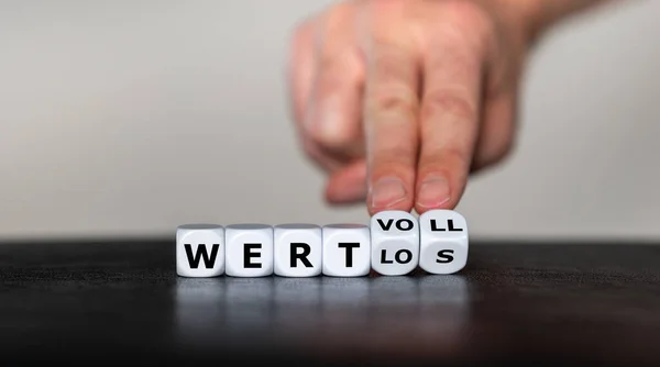 Hand Draait Dobbelstenen Verandert Het Duitse Woord Wertlos Waardeloos Wertvoll — Stockfoto