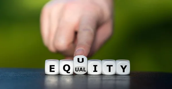 Dice Forma Las Palabras Equidad Igualdad — Foto de Stock