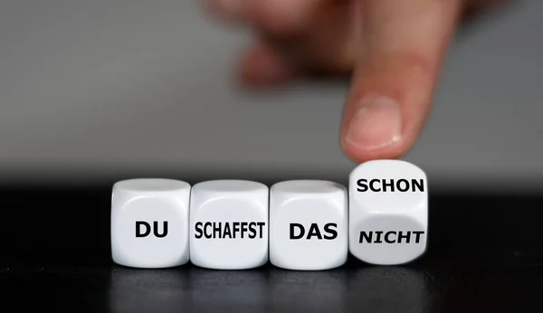 Hand Draait Dobbelstenen Verandert Duitse Uitdrukking Schaffst Das Nicht Kunt — Stockfoto