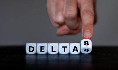 El zarları döndürür ve 'delta 9' ifadesini 'delta 8' olarak değiştirir. Kenevir bitkisinde bulunan psikoaktif bir cannabinoid olan Delta-8-tetrahydrocannabinol sembolü.