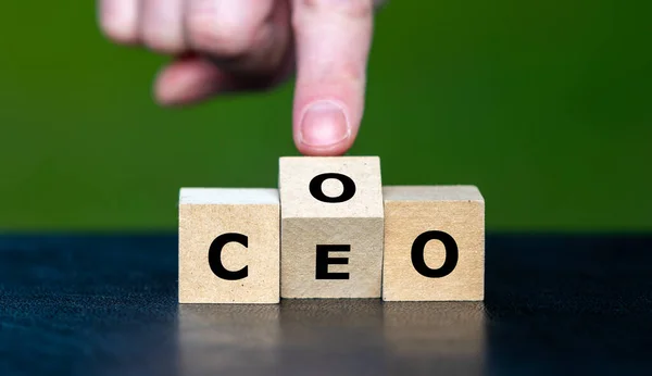 Hand Turns Cube Changes Abbreviation Coo Chief Operating Officer Ceo — Foto de Stock