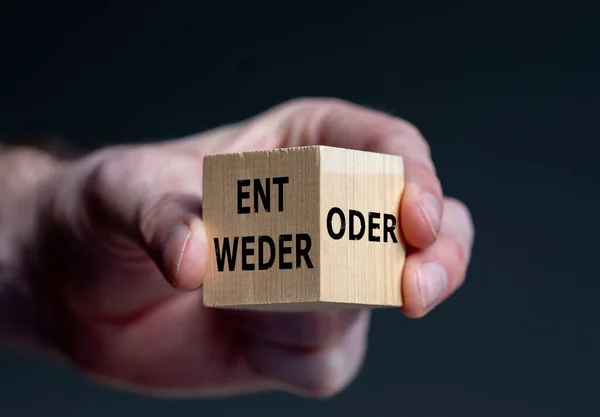 Деревянный Куб Немецкими Словами Entweder Oder — стоковое фото