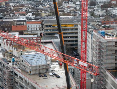 Hamburg, Almanya 'da bir inşaat vinci monte ediliyor.