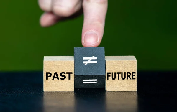 Geçmişin Sembolü Geleceğinizi Tanımlamaz Küpü Döndürür Geçmiş Geleceğe Eşittir Denklemini — Stok fotoğraf