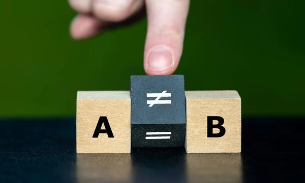Símbolo Que Igual Mano Gira Cubo Cambia Ecuación Igual Desigual — Foto de Stock