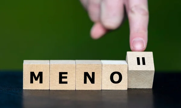ポーズ記号と Meno という言葉は Menopauseue という表現を形成する — ストック写真