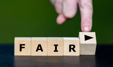 'Adil' kelimesiyle birlikte 'oyun' sembolü 'adil oyun' ifadesini oluşturur.