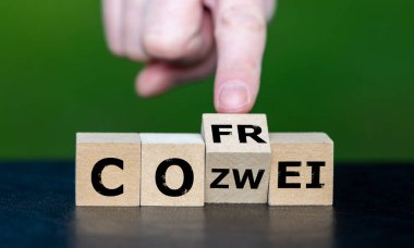 Tahta küpler Almanca 'CO zwei frei' ifadesini oluşturur (CO2 ücretsiz).).