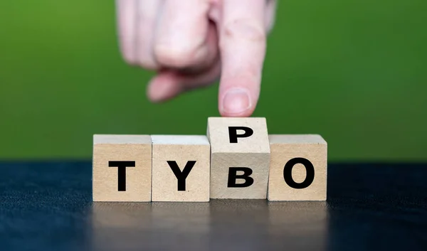 纠正错误的符号 手转骰子 把Tybo改为Typo — 图库照片