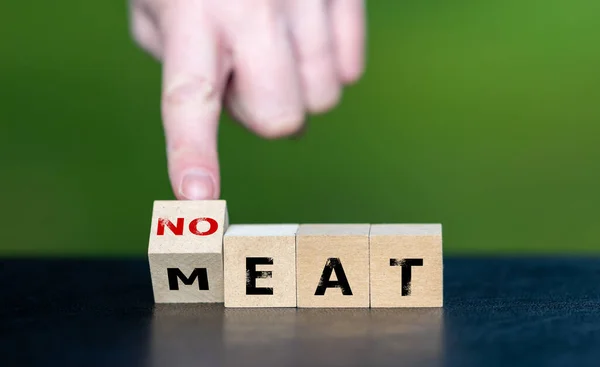 木製の立方体は 肉を食べない という表現を形成する — ストック写真