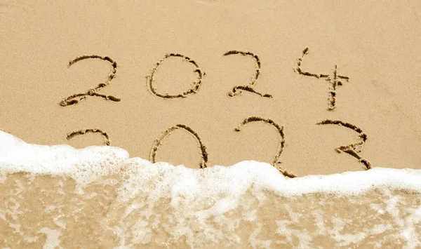2024 yılının sembolü. Dalga 2023 yazısını temizliyor..