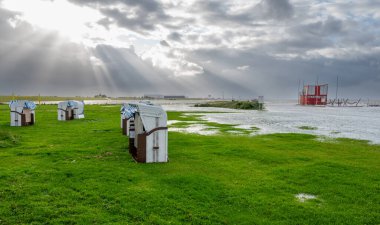Almanya 'da Cuxhaven yakınlarındaki Altenbruch plajında plaj sandalyeleri. 7 Ağustos 2023 'teki yaz fırtınasından sonra sahil sular altında kaldı..