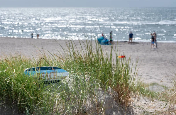 Beach Sign Sand Dunes Indicates Way Beach — Stock Photo, Image