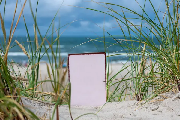 Prázdné Bílé Prkno Písečných Dunách Pláži — Stock fotografie