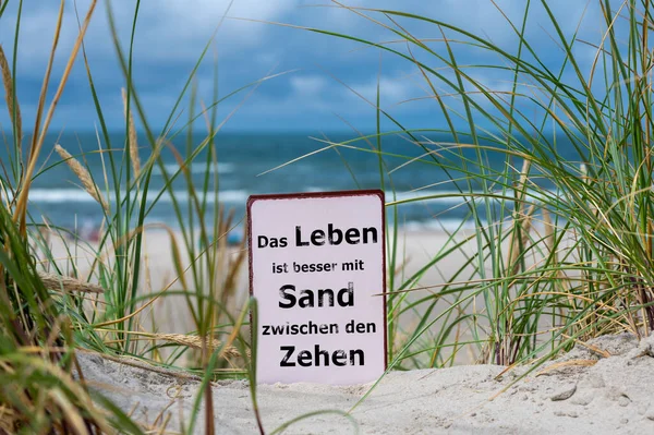 Slogan Alemão Das Leben Ist Besser Mit Sand Zwischen Den — Fotografia de Stock