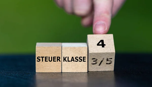 Symbool Voor Verandering Van Belastingklasse Naar Duitsland Hand Draait Kubus — Stockfoto