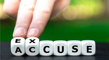 El zarları çevirir ve suçlamayı bahane olarak değiştirir..