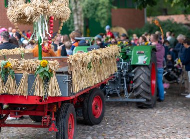 Almanya, Aşağı Saksonya 'da Nottensdorf' ta bir hasat festivalinde dekore edilmiş karavan..