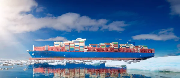 コンテナ船は 北極海で短いカットを取ります 気候変動による新しい船舶ルートのシンボル ストック画像