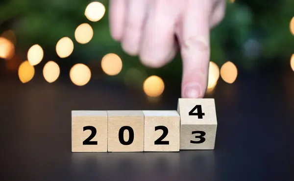 Hand Turns Cube Changes Year 2023 Year 2024 로열티 프리 스톡 이미지