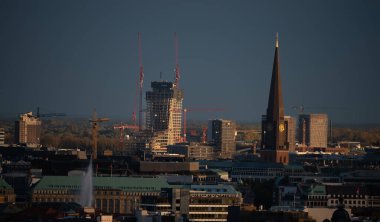 Hamburg 'daki gökdelen Elbtower' ın inşası iflastan dolayı durduruldu. Fotoğraf 7 Kasım 2023 'te Hamburg, Almanya' da çekildi..