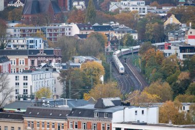 Almanya, Hamburg 'dan geçen bir Alman yüksek hızlı treninin insansız hava aracı görüntüsü.