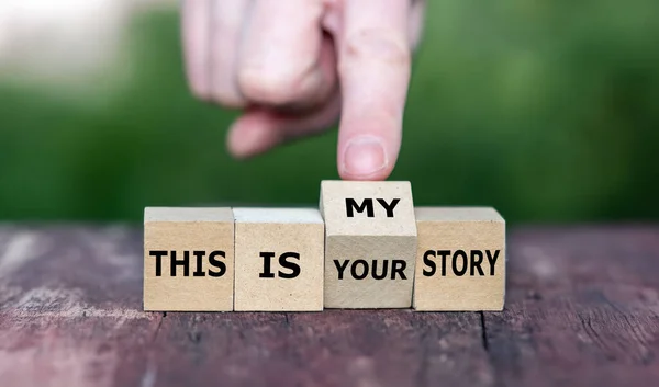 큐브를 회전하고 당신의 이야기입니다라는 표현을 이것은 이야기입니다 로열티 프리 스톡 이미지
