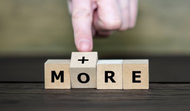 Tahta küpler 'daha fazla artı' ifadesini oluşturur..