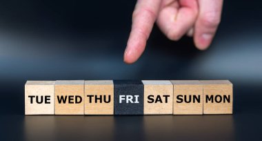 'FRI' harfleriyle küpü işaret ediyor. Kara Cuma için sembol.