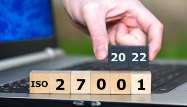 Tahta küpler 'ISO 27001 2022' ifadesini oluşturur..