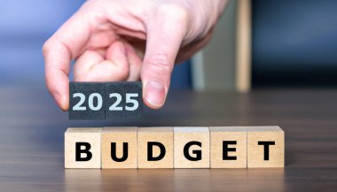 Tahta küpler 'bütçe 2025' ifadesini oluşturur