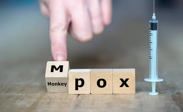 Küpler, Mpox veya Maymun Çiçeği ifadesini oluşturur. Mpox virüsünün sembolü.