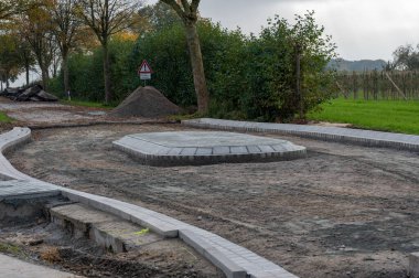 Almanya 'da köy yolunda yol yapımı. Trafik hızını azaltmak için bir yol engeli oluşturuldu. 