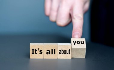 Küpler 'hepsi seninle ilgili' ifadesini oluşturur..