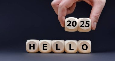 Küpler 'Merhaba 2025' ifadesini oluşturur..