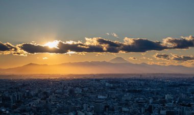 Tokyo Büyükşehir Hükümet Binası 'nın gözlem güvertesinden gün batımında çekilen Fuji ve Tokyo Dağı' nın resmi.