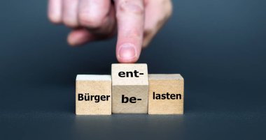 El zarları çevirir ve Alman ifadesini (Buerger belasten) 'ağır vatandaşlar' (Buerger entlasten) 'vatandaşları rahatlat' olarak değiştirir..