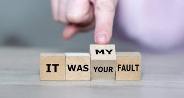 El küpü çevirir ve 'senin hatandı' ifadesini 'benim hatam' a çevirir..