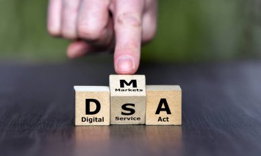 Küpler DSA (Digital Services Act) ve DMA (Digital Markets Act) kısaltmalarını oluşturur. Avrupa Birliği 'nde yeni yasalar için sembol.