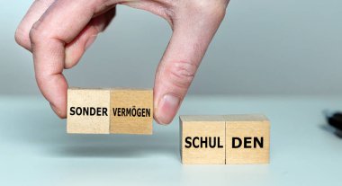 'Schulden' (borç) yerine üzerinde Almanca 'Sondervermoegen' (özel varlıklar) yazan el küpü. Borçların özel varlıklar olarak tanımlandığı siyaset sembolü.