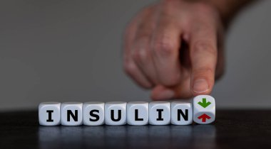 Sağlıklı yiyecekler yiyerek insülini azaltmanın sembolü. El zarları döndürür ve okun yönünü insülin kelimesinin yanından aşağıya değiştirir..