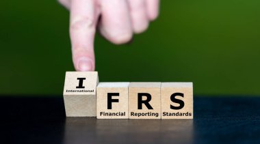 Küpler IFRS (Uluslararası Mali Raporlama Standartları) kısaltmasını oluşturur.)